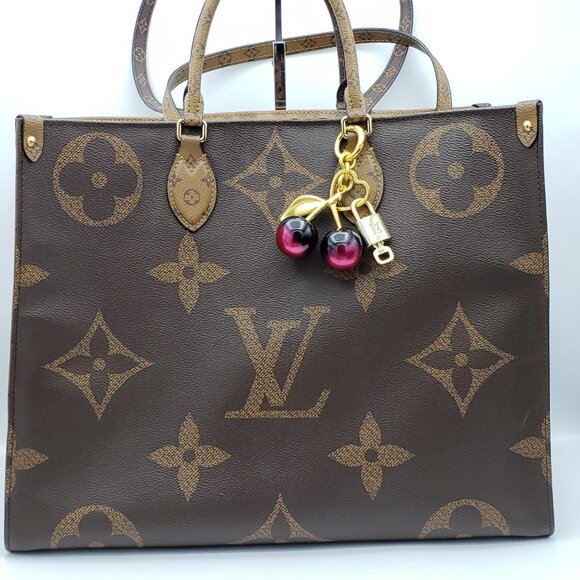 Authentic Louis Vuitton Gold Padlock 🔑 Unbranded Apple Keychain Bag Charm LV - Picture 3 of 12